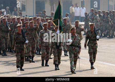 Rekruten aus 2. der neuen irakischen Armee Bataillon führen einen Pass und Überprüfung einer Diplomverleihung an Jan. 6, 2004 in Bagdad. Die Grundausbildung für die 705 Rekruten war neun Wochen. Irakische Soldaten werden zusätzlich Weiterbildung notwendigen auf Ihre spezifischen Missionen erhalten. (UPI Foto/John Houghton/Air Force) Stockfoto