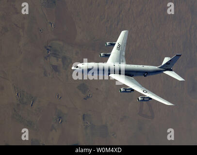 Die E-8C Joint Surveillance Target Attack Radar System (Joint STARS) von Major Chris Wright und Kapitän Todd Avery, 12 Expeditionary Airborne Command Control Squadron vorgesteuert, steigt über den Irak an Jan. 2, 2004. Die E-8C ist ein langfristiger, Air-to-Ground Surveillance System zu lokalisieren, zu klassifizieren und Anschluss Masse Ziele bei allen Wetterbedingungen. (UPI Foto/Suzanne Jenkins/Air Force) Stockfoto