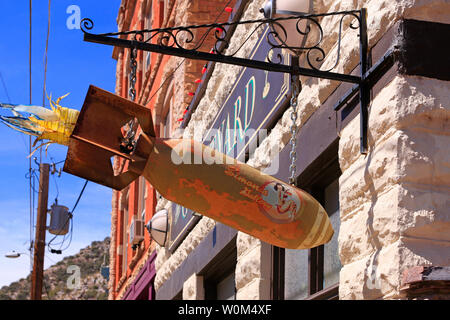 Schilder in der Form eines WW2 Fliegerbombe vor dem Restaurant im Innenhof der Brauerei Ave in Bisbee, AZ Stockfoto