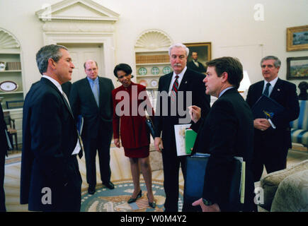 Präsident George W. Bush trifft sich mit älteren NASA Führer am 13.02.2003, zwei Tage nach der Columbia Katastrophe, um zu diskutieren, wie eine neue Space vision Handwerk. Von links nach rechts neben Bush sind ein unbekannter Advisor, sprang Condoleeza Rice, die Nationale Sicherheitsberaterin, NASA-Administrator Sean O'Keefe, NASA Chief Counsel Paul Pastorek und Stabschef des Weißen Hauses Andrew Card. Mit geschichte BC-US - BUSH - Raum - Innen 1 (UPI Foto/Weiß) Stockfoto