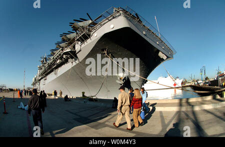 Die Crew der Amphibisches Schiff USS Boxer (LHD4) an Bord des Schiffes, wie sie sich vorbereiten auf eine geplante Bereitstellung in der zentrale Bereich der Verantwortung zur Unterstützung des irakischen Konflikts abzuweichen, in San Diego am 14. Januar 2004. Mehr als 200 Marines und 900 Matrosen begonnen an Bord der USS Boxer sind die Amphibischen Aufzug für einen Teil der Ausrüstung und Personal aus dem 1. Marine Expeditionary Force (1 MEF) in Camp Pendleton, Kalifornien stationiert, und 3. Marine Flugzeugflügel stationiert in der Marine Corps Air Station Miramar, Calif (UPI Foto/Markierung Rebilas / Marine) Stockfoto