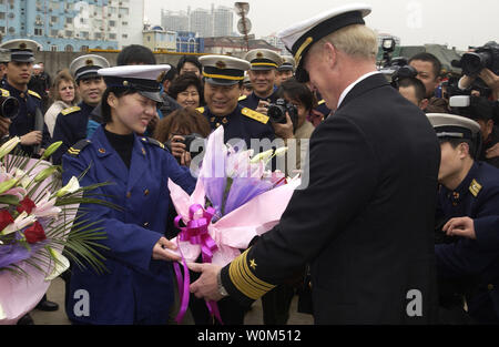 Vice Adm. Robert Willard, Commander US-Siebten Flotte, erhält eine traditionelle Begrüßung mit Blumen von einem Vertreter der Volksbefreiungsarmee (Marine), während vor dem Amphibischen Kommando Schiff USS Blue Ridge Hinten bei der Ankunft, 24. Februar 2004. Blue Ridge zuletzt besuchte den Hafen Stadt im März 2001. Shanghai ist Chinas größter Stadt mit mehr als 13 Millionen in polulation. (UPI Foto/Michael R. McCormick/US-Navy) Stockfoto