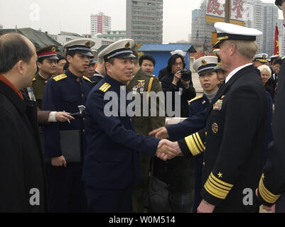 Hintere Adm. Xu Jiwen, Kommandeur der Shanghai Naval Base (L) grüsst Vice Adm. Robert Willard, Commander US-Siebten Flotte, kurz nach der Siebten Flotte Befehl Schiff USS Blue Ridge kam in Shanghai auf einer regelmäßig geplanten Hafen Besuch, 24. Februar 2004. Blue Ridge zuletzt besuchte den Hafen Stadt im März 2001. Shanghai ist Chinas größter Stadt mit mehr als 13 Millionen in polulation. (UPI Foto/Michael R. McCormick/US-Navy) Stockfoto