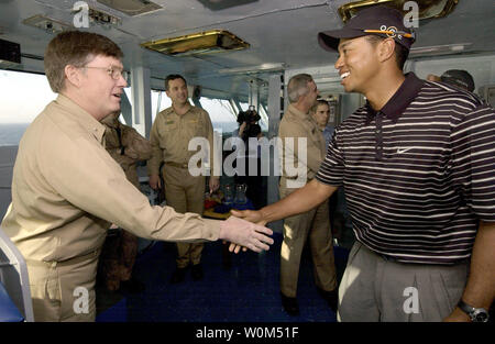 Tiger Woods trifft Commander Carrier group Acht (CCG-8) hinten Adm. Denby H. Starling II, der auf der Flagge Brücke an Bord der Flugzeugträger USS George Washington (CVN 73) in den Arabischen Golf am 3. März 2004. (UPI Foto/Brien Aho/US-Navy) Stockfoto