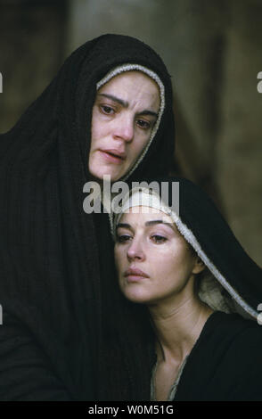 Mary (Maia Morgenstern), links, und Maria Magdalena (Monica Bellucci), rechts, in einer Szene aus "Die Passion Christi, Mel Gibsons umstrittenen neuen Film über die letzten zwölf Stunden des Lebens Jesu. Kritiker laden Der Film ist Antisemitisch und grafisch gewalttätig. (UPI Foto/Philippe Antonello/Newmarket Filme) Stockfoto