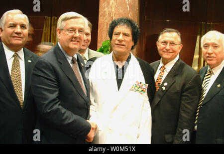 United States Rep. Curt Weldon (R, PA) schüttelt Hände mit dem libyschen Staatschef Oberst Muammar Gadhafi nach ihrem Treffen in Sirte, Libyen März 3, 2004. Der libysche Führer sagte, dass Libyen die Seite auf Terror und Massenvernichtungswaffen gedreht hat und sucht bessere Beziehungen zu den Vereinigten Staaten. Andere US-Kongressabgeordneten L-R: Rep Sylvestre Reyes (D, TX), Weldon, Gaddafi, Rep. Nick Smith (R, MI), Rep. Salomo Ortiz (D, TX). (UPI Foto/Kenneth R. Timmerman) Foto 100 - Weldon und Gaddafi: Von links nach rechts: Stockfoto