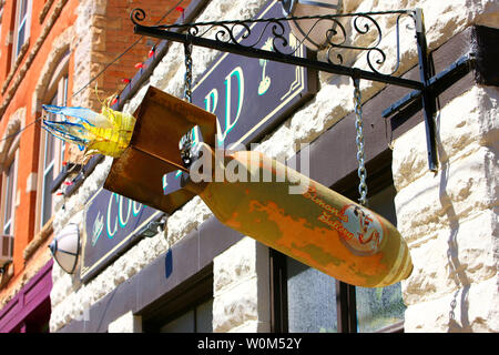 Schilder in der Form eines WW2 Fliegerbombe vor dem Restaurant im Innenhof der Brauerei Ave in Bisbee, AZ Stockfoto