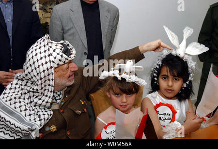 Der Palästinenserführer Jassir Arafat trifft sich mit der Schule Kinder auf Internationaler Tag an seinem Mittel in der West Bank Stadt Ramallah, am 5. April 2004. (UPI Foto/Hussein Hussein/Palästinensische Behörde) Stockfoto