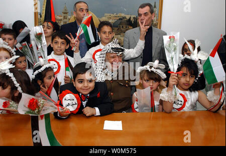 Der Palästinenserführer Jassir Arafat trifft sich mit der Schule Kinder auf Internationaler Tag an seinem Mittel in der West Bank Stadt Ramallah, am 5. April 2004. (UPI Foto/Hussein Hussein/Palästinensische Behörde) Stockfoto