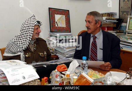 Der Palästinenserführer Jassir Arafat trifft sich mit rumänischen Vertreter an seiner Büros in Ramallah im Westjordanland am 25. April 2004. (UPI Foto/Hussein Hussein) Stockfoto