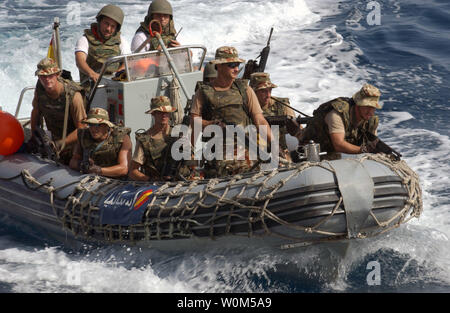 Die Boarding Team auf die spanische Fregatte SNS Numancia (F83) Mann eine starre Hülle Schlauchboot (Rhib) an Bord der lokalen Fischerei dhows sucht auf jedes Schiff, das in den Golf von Oman, am 3. Mai 2004 zur Durchführung zugewiesen. (UPI Foto/Bart Bauer/US-Navy) Stockfoto