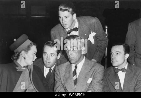 Ronald Reagan (stehend) ist hier in diesem Oktober 3, 1946 Foto mit (L, R) Jane Wyman, Henry Fonda, Boris Karloff und Gene Kelly während einer Dringlichkeitssitzung der Screen Actors Guild am Los Angeles Legion Stadium der film Streik zu diskutieren. Reagan, der 40. Präsident der Vereinigten Staaten von Amerika, wurde im Hinblick auf den Zusammenbruch des Kommunismus und das Ende des Kalten Krieges beteiligt. Der ehemalige Präsident ist jetzt 92 und hat Alzheimer leidet seit über zehn Jahren. (UPI/Datei) Stockfoto