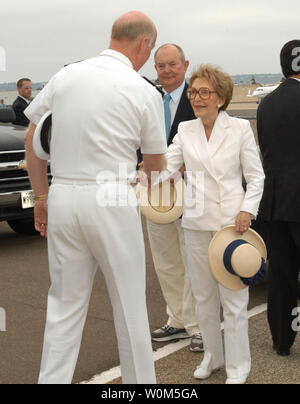 Ehemalige First Lady Nancy Reagan grüßt Commander US Naval Air Force Pacific, Vice Adm. Michael D. Molone, bei ihrer Ankunft die Naval Air Station North Island. Frau Reagan wird ihren ersten öffentlichen Auftritt seit der Verabschiedung von Präsident Ronald W. Reagan machen beim Ehren seinen Namensvetter USS Ronald Reagan (CVN 76), während ein Schiff homeporting Feier 23. Juli 2004. (UPI Foto/Kleynia R. McKnight/US-Navy) Stockfoto
