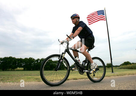 Präsident George W. Bush fährt mit dem Fahrrad auf seiner Ranch in Crawford, Texas, Montag, 26. Juli 2004. (UPI Foto/Eric Draper/Weiße Haus) Stockfoto