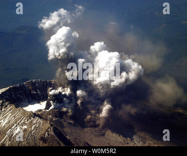 Mount St. Helens strahlt eine Wolke aus Dampf und Asche aus einem Bereich der neuen Gletscherspalten im Krater Gletscher südlich des 1980-86 lava Dome am 1. Oktober 2004. Die Veranstaltung dauerte ca. 25 Minuten und erstellt eine blass-graue Wolke, die eine Höhe von fast 10000 ft erreicht. Das Bild wurde in einer Höhe von 27.000 ft an Bord eines US Navy P-3C Orion Luftfahrzeugs genommen. (UPI Foto/Scott Taylor/USA Marine) Stockfoto