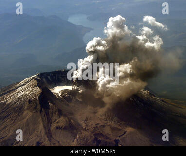 Mount St. Helens strahlt eine Wolke aus Dampf und Asche aus einem Bereich der neuen Gletscherspalten im Krater Gletscher südlich des 1980-86 lava Dome am 1. Oktober 2004. Die Veranstaltung dauerte ca. 25 Minuten und erstellt eine blass-graue Wolke, die eine Höhe von fast 10000 ft erreicht. Das Bild wurde in einer Höhe von 27.000 ft an Bord eines US Navy P-3C Orion Luftfahrzeugs genommen. (UPI Foto/Scott Taylor/USA Marine) Stockfoto