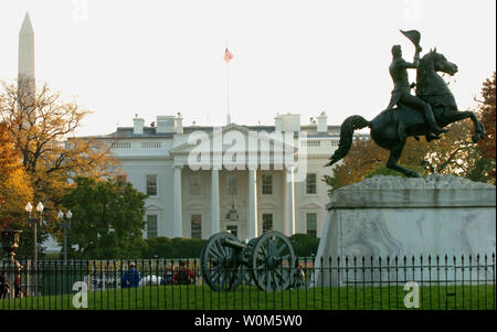 Die Reiterstatue von Präsident Andrew Jackson und das Washington Monument, das Weiße Haus, als die Sonne am 2. November 2004 setzt. Der republikanische Präsident George W. Bush und der demokratischen Herausforderer Senator John Kerry sind in einem engen Kampf am Tag der Wahl gesperrt. Der Statur der Clark Mills' wurde errichtet in Lafayette Park in 1853. (UPI Foto/Pat Benic) Stockfoto