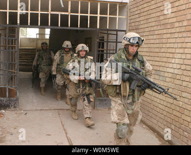 Us-Marines mit Waffen Platoon, Firma K, 3rd Battalion, 5th Marine Regiment, 1st Marine Division, ergreifen die Apartments am Rande der Stadt Falludscha, Irak, in den ersten Stunden nach der Operation Al Fajr (New Dawn), an November 8, 2004. (UPI Foto/Lanze Cpl. James J. Vooris/USMC Stockfoto