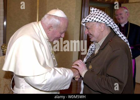 Der Palästinenserführer Jassir Arafat starb in einem Militärkrankenhaus außerhalb Paris Anfang am 11. November 2004. Er war 75 Jahre alt. Dieses Foto zeigt Arafat und Papst Johannes Paul II., die in der Päpstlichen Sommerresidenz Castel Gandolfo, in der Nähe von Rome, Aug 2, 2001. (UPI Foto/Palästinensische Behörde) Stockfoto