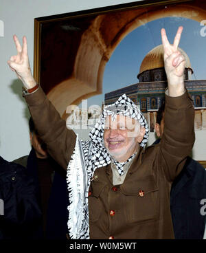 Der Palästinenserführer Jassir Arafat starb in einem Militärkrankenhaus außerhalb Paris Anfang am 11. November 2004. Er war 75 Jahre alt. Datei Foto in seinem Büro in Ramallah Dezember 4, 2003. (UPI Foto/Omar Rashidi/Palästinensische Behörde) Stockfoto