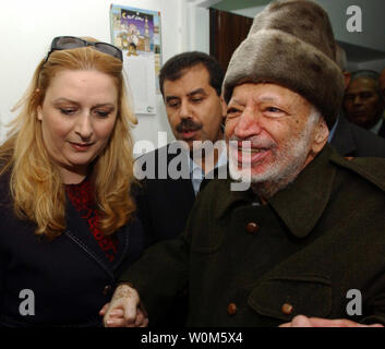 Der Palästinenserführer Jassir Arafat starb in einem Militärkrankenhaus außerhalb Paris Anfang am 11. November 2004. Er war 75 Jahre alt. Datei Foto zeigt Arafat sein Hauptquartier in Ramallah mit seiner Frau Suha für die Reise nach Paris für medizinische Behandlung am 29. Oktober 2004 verlassen. (UPI Foto/Hussein Hussein/Palästinensische Behörde) Stockfoto