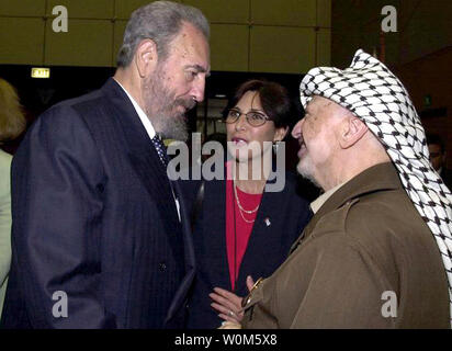 Der Palästinenserführer Jassir Arafat starb in einem Militärkrankenhaus außerhalb Paris Anfang am 11. November 2004. Er war 75 Jahre alt. Datei Foto zeigt Arafat treffen mit kubanischen Präsidenten Fidel Castro in Durban, Südafrika, am 12.08.31., 2001. (UPI Foto/Datei) Stockfoto