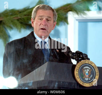 Präsident George W. Bush macht Bemerkungen bei den jährlichen Weihnachtsbaum Beleuchtung an der Ellipse in Washington, D.C., am 2. Dezember 2004. Der Baum Beleuchtung öffnet die 2004 Christmas Pageant des Friedens. (UPI Foto/Ron Sachs) Stockfoto