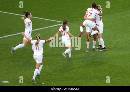 England Spieler feiern ihren ersten Seiten Ziel des Spiels zählte von Jill Scott während der FIFA Frauen-WM-Viertelfinale in Stade Oceane, Le Havre, Frankreich. Stockfoto