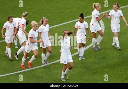 England Spieler feiern ihren ersten Seiten Ziel des Spiels zählte von Jill Scott (Mitte) während die FIFA Frauen-WM, Viertelfinale in Stade Oceane, Le Havre, Frankreich. Stockfoto