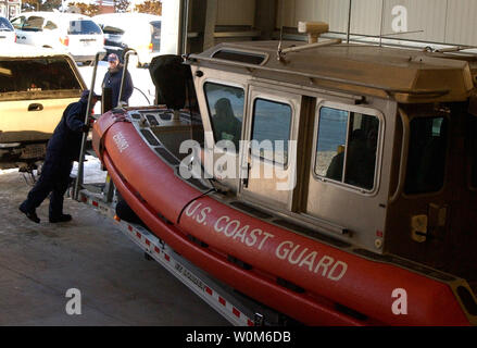 Mitglieder der Küstenwache für die Sicherheit im Seeverkehr und Sicherheit Team 91110 (Msst 10) Vorbereitung eines der Boote des Gerätes in Boston am 27. Januar 2005 in Jacksonville, FL, Reisen waterside Sicherheit für den Super Bowl zu bieten. Die Temperatur in Boston, mit Windchill, war 14 Grad unter Null morgens um 7 Uhr die Temperatur in Jacksonville wurde 59 Grad. (UPI Foto/Lisa Hennings/Küstenwache) Stockfoto