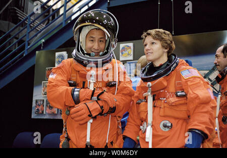 Astronauten Eileen M. Collins (rechts), STS-114 Mission Commander, und Edward T. Lu, Expedition sieben Flugingenieur, warten für eine Trainingseinheit im Space Shuttle-Start beginnt am Johnson Space Center (JSC). NASA plant Entdeckung irgendwann Ende Juli, wenn die siebenköpfige Return to Flight Crew auf der Internationalen Raumstation fliegen in erster Linie zu prüfen und neue Sicherheit Verfahren bewerten zu starten. Es hat viele Verbesserungen der Sicherheit wurde das Shuttle, einschließlich einer neu gestalteten Externen Tank, neue Sensoren und einen Boom, so dass die Astronauten den Shuttle für prüfen Stockfoto