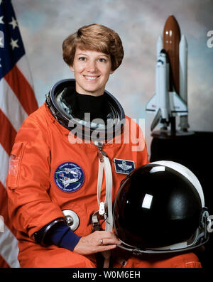 Astronaut Eileen M. Collins, mission Commander für die Entdeckung. NASA plant Entdeckung irgendwann Ende Juli, wenn die siebenköpfige Return to Flight Crew auf der Internationalen Raumstation fliegen in erster Linie zu prüfen und neue Sicherheit Verfahren bewerten zu starten. Es hat viele Verbesserungen der Sicherheit zum Shuttle, einschließlich einer neu gestalteten Externen Tank, neue Sensoren und einem Boom, die Astronauten das Shuttle auf eventuelle Schäden zu prüfen. (UPI Foto/NASA) Stockfoto