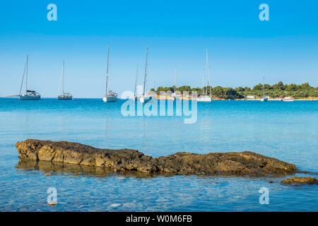 Verankert, Segelbooten und Yachten am Morgen in Blue Bay an der Kroatischen Adria, Kosirina Strand auf der Insel Murter Stockfoto