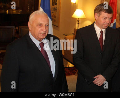 Premierminister Israels, Ariel Sharon, trifft sich mit dem norwegischen Premierminister Kjell Magne Bondevik, an seinem Wohnsitz in Jerusalem am 13. Februar 2005. (UPI Foto/Boas Openheim) Stockfoto