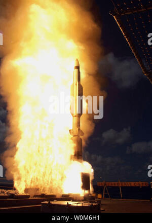 Ein Standard Missile C3 (SM-3) verlässt den Lenkwaffen-kreuzer USS Lake Erie (CG70) 0806a short range ballistic missile Ziel abzufangen, Minuten von der Pacific Missile Range Facility, Barking Sands, Kauai, Hawaii bereits am 24. Februar 2005. Die abzufangen, die etwa 100 km von der Insel Kauai aufgetreten ist, war die neueste Flugverteidigung-agentur test Ihrer midcourse Programm. Das Programm, in Zusammenarbeit mit den U.S. Navy, hat fünf Abschnitte in den letzten sechs versucht hatte. (UPI Foto/US-Navy) Stockfoto