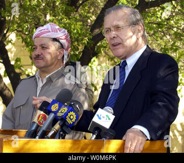 Verteidigungsminister Donald H. Rumsfeld und Massoud Barzani eine Pressekonferenz in Sala Huddin, Irak, am 12. April 2005. Rumsfeld früher getroffen mit Barzani und andere Führer der Kurdischen Demokratischen Partei zu Fragen von gemeinsamem Interesse zu diskutieren. Rumsfeld im Irak mit US- und Koalitionstruppen zu besuchen und mit den neu gewählten Mitgliedern der irakischen Regierung zu treffen. (UPI Foto/Cherie A. Thurlby/Air Force) Stockfoto