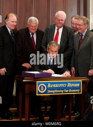 Präsidenten der Vereinigten Staaten George W. Bush macht Erläuterungen und Zeichen der Konkurs Reform Bill in Washington, D.C. am 20. April 2005. Von links nach rechts hinter Präsident Bush: Usa Vertreter Steve Chabot (Republikaner aus Ohio); Sprecher des Repräsentantenhaus J. Dennis Hastert (Republikaner von Illinois); United States Vertreter James Sensenbrenner (Republikaner für Wisconsin); US-Senator Charles Grassley (Republikaner von Iowa); United States Senator Mitch McConnell (Republikaner für Kentucky). (UPI Foto/Ron Sachs/Pool) Stockfoto