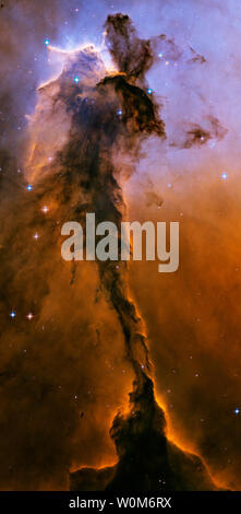 Eine Hubble Foto der Adlernebel war für die 15-jähriges Jubiläum des Hubble Space Telescope am 25. April 2005 veröffentlicht. Es zeigt einen hohen, dichten Turm von Gas, die durch UV-Licht aus einer Gruppe von massiven, heißen Sternen geformt wird. 15 Jahre nach in die Erde gelegt wird Orbit am April 25, 1990 von der NASA, der vielseitige Teleskop weiterhin spannende neue Wissenschaft zu liefern. (UPI Foto/Hubble/NASA) Stockfoto