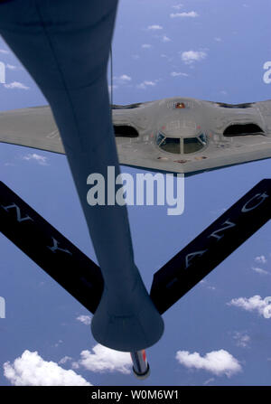 Ein B-2 Spirit bomber Manöver in Richtung einer Refuelling Boom, wie es für eine Betankung Mission über den Pazifischen Ozean 2. Mai 2005 bereitet. Die B-2 stealth Bomber ist nach Guam aus der 393 Expeditionary Bomb Squadron, Whiteman Air Force Base, Calif., eingesetzt, um eine kontinuierliche Bomber Präsenz in der Region Asien-Pazifik zu erhalten. (UPI Foto/Cecilio Ricardo/U.S. Air Force) Stockfoto