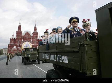 Veteranen der militärischen Russland radeln auf dem Roten Platz in Moskau in einer Parade zum Gedenken an das Ende des Zweiten Weltkrieges Montag, 9. Mai 2005. (UPI Foto/Weißes Haus/Eric Draper) Stockfoto