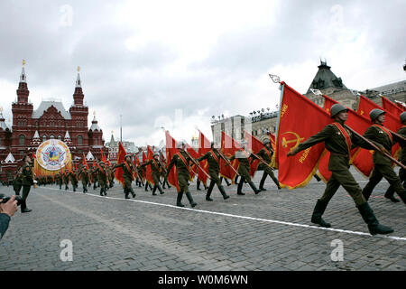 Russische lote März in eine militärische Prozession zum Gedenken an den 60. Jahrestag der Beendigung des Zweiten Weltkriegs in Moskau Roter Platz Montag, 9. Mai 2005. (UPI Foto/Eric Draper/Weiße Haus) Stockfoto