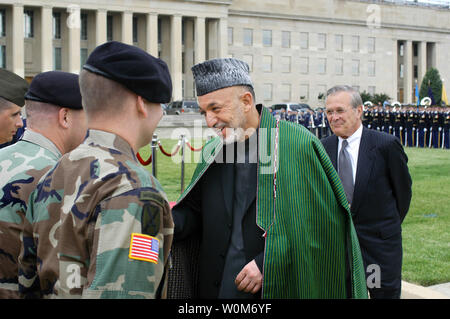 Der afghanische Präsident Hamid Karsai dank (Mitte) US-Militärs, die in Afghanistan ihren Dienst an seinem Land, während Verteidigungsminister Donald H. Rumsfeld Uhren am Pentagon am 23. Mai 2005. Rumsfeld eingeladen, um über 30 US-Soldaten, Matrosen, Flieger und Marines, um ihm zu helfen, Karzai zum Pentagon mit einem vollen Ehren Begrüßungszeremonie willkommen. (UPI Foto/Robert Bezirk/DOD) Stockfoto