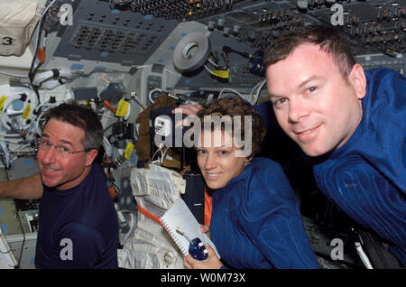 Eileen M. Collins, STS-114 Commander, flankiert von Astronauten Stephen K. Robinson (links), Mission Specialist und James M. Kelly, Pilot, sind an Bord des Space Shuttle Discovery am 28. Juli 2005 gezeigt. (UPI Foto/NASA) Stockfoto