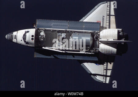 Space Shuttle Discovery ist von der Internationalen Raumstation Momente vor dem Andocken am 28. Juli 2005. (UPI Foto/NASA) Stockfoto