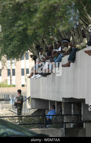 Bürger von New Orleans warten für die Überschwemmungen treten außerhalb der Super Dome Fußballstadion am 31. August 2005. Zehntausende von Vertriebenen Bürger suchten Schutz im Dome, vor, während und nach dem Hurrikan Katrina, aber gezwungen, zu entlüften, wie Hochwasser weiterhin in der gesamten Region zu steigen. (UPI Foto/Jeremy L. Grisham/Marine) Stockfoto