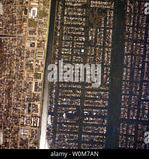 In diesem Foto, das von der NOAA, die rechte Hälfte des Bildes veröffentlicht sieht aus Ost und zeigt New Orleans Nachbarschaften mit Wasser Ost der 17. Straße, Kanal, der senkrecht auf der linken Hälfte des Bildes zu sehen sind überflutet. Die trockene Häuser auf der linken Seite sind in Metairie, einem Vorort von New Orleans. Die 17th Street Canal levee Verletzt während des Hurrikans Katrina, und ist an der Oberseite des Bildes aber nicht in den Norden gesehen. Der Kanal trennt Orleans Parish von Jefferson Parish. Foto veröffentlicht am 1. September 2005 und am 31. August 2005. Die Breite vertikale Wasser überflutete Straße auf der Ri Stockfoto