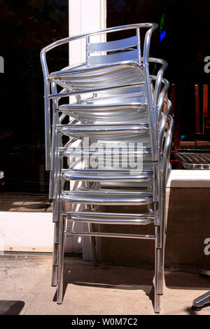 Stapel von Metall Stühle vor einer Bar in Bisbee, AZ Stockfoto