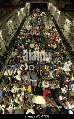 Hurrikan Katrina Umsiedler warten auf Abfahrt von New Orleans an Bord einer C-17 Globemaster, in New Orleans, LA, Sept. 3, 2005. 15 Airlift Squadron unterstützt Hilfsmaßnahmen für den Hurrikan Katrina, die entlang der Golfküste 12.08.2005, angeschlagen. (UPI Foto/John M. Foster/USAF) Stockfoto