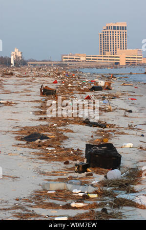 Rückstand durch zurückweichenden Wasser am Strand in Biloxi, MS am 2. September 2005 verlassen. Hurrikan Katrina verursachte erhebliche Schäden alle entlang des Mississippi Gulf Coast. (UPI Foto/Markierung Wolfe/FEMA) Stockfoto