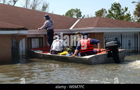 Mitglieder der Küstenwache Sektor Ohio Valley Disaster Response Team Mark ein Haus, um zu zeigen, dass es für die Überlebenden des Hurrikans Katrina am 6. September wurde gesucht, 2005 in New Orleans. Teams führen massive Suche Bemühungen für Jedermann, noch kann von den Fluten eingeschlossen werden. Foto veröffentlicht am 9. September. (UPI Foto/Robert M. Reed/U.S. Coast Guard) Stockfoto